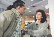 Ingrid Merkel (Marijam Agischewa, re.) benimmt sich sonderbar. Sie schickt ihren Freund Wolodja Gremtschuk (Emilio De Marchi, li.) Hals über Kopf außer Landes.