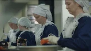 Mitglieder von Gloriavale schälen Karotten  +++ Die Verwendung des sendungsbezogenen Materials ist nur mit dem Hinweis und Verlinkung auf RTL+ gestattet.