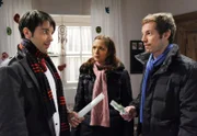 ARD STURM DER LIEBE FOLGE 1273, am Montag (04.04.11) um 15:10 Uhr im ERSTEN. Bei Roberts (Lorenzo Patané, l.) und Markus' (Tobias Dürr, r.) Streit zerreissen die beiden Rivalen aus Versehen Evas (Uta Kargel, M.) Entwurf ...