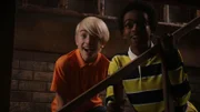 Als Lucy (Aubin Bradley) und der Bestatter-Club einen verfluchten Käse ins Haus bringen, müssen Lincoln (Wolfgang Cecil Schaeffer) (l.) und Clyde (Jahzir Bruno) (r.) sich beeilen, um alle vor ihren schlimmsten Albträumen zu retten.
