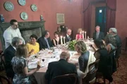 Auf Burg Scipione wird ein großes Diner für Freunde aus der Region gegeben.