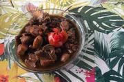 Herzhaftes Gericht für den Weihnachtsabend: In der Gemeinde Les Trois-Ilets bereitet Brigitte mit allerlei leckeren Zutaten ein Weihnachtsragout zu.