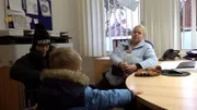 Heute ist ein bedeutender Tag für Sandras Familie. Sie sind nach Aurich gereist, denn hier kann Tino heute mit dem Notar den Kaufvertrag für das Haus unterschreiben.