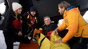 Die Bergretter Katharina (Luise Bähr, l.), Tobi (Markus Brandl, 2.v.l.) und Markus (Sebastian Ströbel, r.) sind froh, ihren Kollegen Michi (Robert Lohr, 2.v.r.) verletzt, aber lebend, gefunden zu haben.