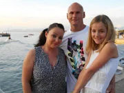 Crystal (l.), Markus und Tochter Caprice.