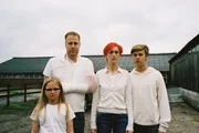 Floor (Bobbie Mulder, li.), Jan (Ferdi Stofmeel, 2.v.li.), Irma (Elisa Beuger, 2.v.re.) und Kees (Ole Kroes, re.) kurz vor ihrem Familienfotoshooting.