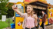 Leah (Charlotte Krause) dreht ein eigenes Web-Video.