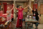 Während Caroline (Beth Behrs, l.) und Max (Kat Dennings, r.) um den Weiterbestand des Diners kämpfen, plant Sophie (Jennifer Coolidge, M.) schwanger zu werden ...