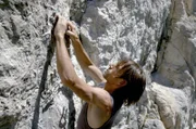 Livio Pinese zeigt in einer letzten Prüfung sein Können in der Steilwand - bevor er offiziell Mitglied der Aquile di San Martino wird.