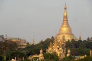 Die vollständig mit Gold überzogene Stupa des Pagodenkomplexes Shwedagon Paya in Rangun, der größten Stadt Myanmars, lockt das ganze Jahr über zahlreiche Pilger an.