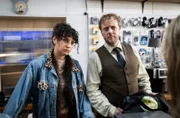 Ayleen (Tiesan-Yesim Atas, links) und Philipp Terwart (Jesse Albert, rechts) werden von Klara befragt.