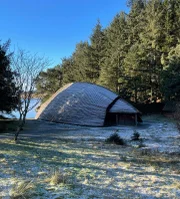 Nachgebautes Bootshaus auf dem Wikingerhof in Alvadsnes, Norwegen
