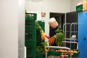 Rente reicht nicht: Angelika (75) aus Berlin arbeitet, um monatlich über die Runden zu kommen. Sie will im Alter niemandem zur Last zu fallen.