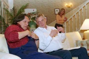 In Bernd (Volker Herold, l.) hat Friedrich (Wilhelm Manske, M.) einen sehr aufmerksamen Zuhörer gefunden, dem er detailgenau seine Leiden beschreiben kann. Laura (Olivia Pascal, r.) hört interessiert zu und weiß nun, dass Friedrich ihr manche Schmerzen nur vorflunkert.