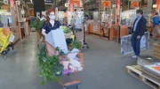 Kandidatin Mebel beim Shoppen.