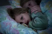 Von links: Lucy (Carlotta von Falkenhayn) genießt die Nähe von Vanessa (Stephanie Amarell).