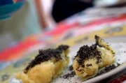 Ein Lieblingsessen von Kindern: In Prag kocht Hana leckeres Kartoffelpüree und serviert es mit gemahlenem Mohn, zerlassener Butter und etwas Zucker.