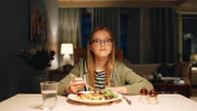 Floor (Bobbie Mulder) genießt ihr Essen, während ihre Eltern Kees mit seinen eigenen Waffen schlagen.