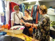 Eine Verkäuferin zeigt Kinga-Wioletta und Shoppingbegleitung Guido passenden Schmuck.