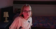 Floor (Bobbie Mulder) sieht Daphne’s Mutter als bösartige Frau in ihren Träumen.