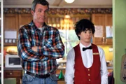 Währen sich Mike (Neil Flynn, l.) mit Bricks Geburtstagswunsch rumschlagen muss, plagt sich Axl (Charlie McDermott, r.) mit seiner neuen - inkompetenten aber sehr hübschen - Chefin herum ...