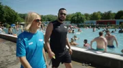 Im Freibad – Reporterin Anne-Katrin Eutin mit Bademeister Adil Batou.