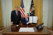 William Barr (l.) und Donald Trump  +++ Die Verwendung des sendungsbezogenen Materials ist nur mit dem Hinweis und Verlinkung auf RTL+ gestattet.
