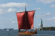 NEW YORK, NY - Allgemeine Atmosphäre auf dem größten Wikingerschiff der Welt, der Draken Harald Harfagre, in den Docks von New York City.
