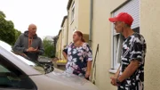 Nach seinem Vorstellungsgespräch spricht Dieter (re.) mit Ehefrau Carmen und Elvis