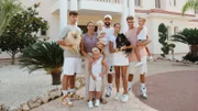 Familie Weiß, das sind Virginia (38) und Andrew (44) mit den sechs Kindern Daymian Jasper (20), Maddox Brooklyn-Sky (15), Peaches Malou (11), Aspyn Keywest (4), Lyland Sawyer (3) und Ayvabelle-Hope (1). Sie sind neu bei RTLZWEI und öffnen für uns die Türen.