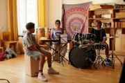 Die Bandprobe läuft mal wieder nicht gut, da Châu (Ngoc Nhi Ha Tran, Mitte) es immer noch nicht schafft, die Melodie zu halten. Tom (Noah Bailey, links) und Rod (Laszlo Chiesura, rechts) sind langsam genervt, dass sie als Band keine Fortschritte machen.