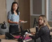 Claudia (Andrea Bang, l.); Maggie Bloom (Allison Miller, r.)