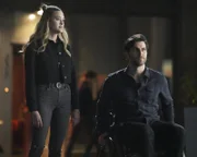 Sophie Dixon (Lizzy Greene, l.); Eddie Saville (David Giuntoli, r.)