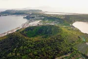 Einstein Der «Supervulkan» bei Neapel Blick über den Monte Nuovo mit der Bucht von Pozzuoli