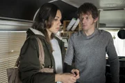 Nach Feierabend sucht Olivia ihren Kollegen Tom auf und möchte endlich wissen, was ihn bedrückt. v.l.n.r.: Olivia Fareedi (Nilam Farooq), Tom Kowalski (Steffen Schroeder)