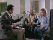 Monk (Tony Shalhoub, li.) und Sharona (Bitty Schram) bitten den legendären Langstreckenläufer Tonday Mawwaka (Zakes Mokae), der beim Marathon sein Abschiedsrennen gab, um Hilfe.