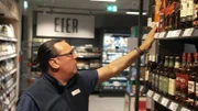 Die Vorbereitungen auf den Kölner Karneval laufen im Supermarkt auf Hochtouren – vor allem in der Spirituosenabteilung. Schafft es Sascha (Foto) rechtzeitig alle Regale zu füllen?