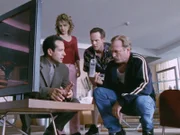 Captain Stottlemeyer (Ted Levine, re.) und Lt. Disher (Jason Gray-Stanford) bitten Monk (Tony Shalhoub, li.) und seine Betreuerin (Bitty Schram) um Unterstützung bei einem neuen Mordfall. Gemeinsam untersuchen sie die Wohnung der jungen Schauspielerin, die während des San Francisco Marathons ermordet wurde.