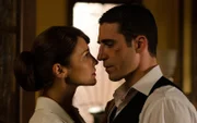 Ana Rivera (Paula Echevarría, l.); Alberto Márquez (Miguel Ángel Silvestre, r.)