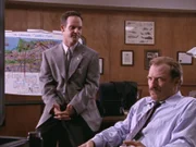 Capt. Stottlemeyer (Ted Levine, re.) und Lt. Disher (Jason Gray-Stanford) fehlen die Beweise, um den Mörder der jungen Schauspielerin, die während des Marathonlaufs in San Francisco ermordet wurde, zu überführen. Sie sind - mal wieder - auf Monks Scharfsinn angewiesen.