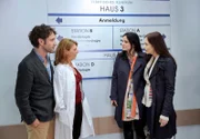 Regina (Christine Wilhelmi, 2.v.l.) unterrichtet Susann (Elisabeth Lanz, 2.v.r.) und Fenja (Uta Kargel, r.) über den Gesundheitszustand von Lars.