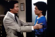 Truong Vann Diep (Haing S. Ngor, l.) erinnert seinen Sohn Dinh (Jusak Yang Bernhard, r.) an sein Versprechen, das der ihm vor über zehn Jahren gegeben hatte.