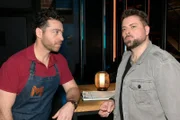Carlos (Patrick Fernandez, l.) muss hinnehmen, dass John (Felix von Jascheroff) ihm die Freundschaft kündigt.