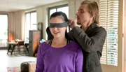 Lars möchte Amelie überraschen.
