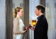 Überglücklich nimmt Bente (Nela Schmitz, l.) Vincents (Stefan Feddersen-Clausen, r.) Heiratsantrag an.