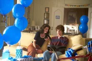 Jackie Kennedy (Katie Holmes) mit Teenage John F. Kennedy (Max Muirhead)
