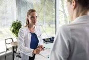 Dr. Julia Berger (Mirka Pigulla, l.) erkennt zuerst nicht, was daran brisant sein soll, dass Dr. Elly Winter (Juliane Fisch, r.) den Partner ihrer Patientin kennt.