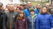 Trödelexperte Mauro Corradino inmitten einer großen Helferschar