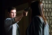 Als Olivia Benson (Mariska Hargitay) am Abend nach Hause kommt, wartet der psychisch kranke William Lewis (Pablo Schreiber) auf sie und bedroht sie mit einer Waffe.