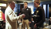 Capt. Brass (Paul Guilfoyle, li.), Nick (George Eads, Mi.) und Greg (Eric Szmanda) ermitteln im Mord an dem Komiker Bernie Nash.